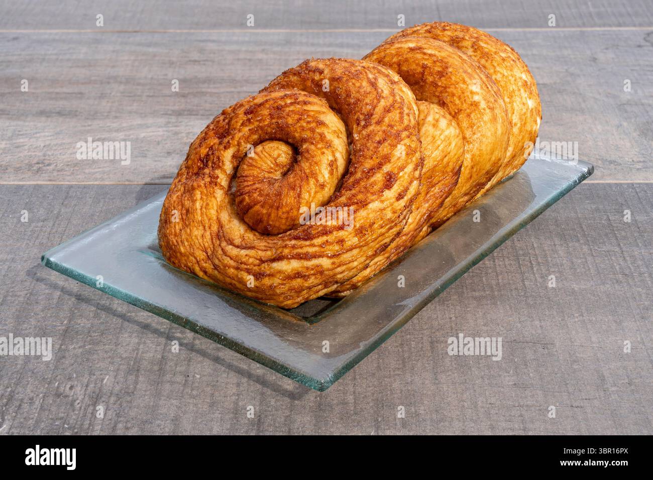 Pâtisserie traditionnelle néerlandaise Zeeuwse Bolus à l'extérieur sur une assiette en verre Banque D'Images
