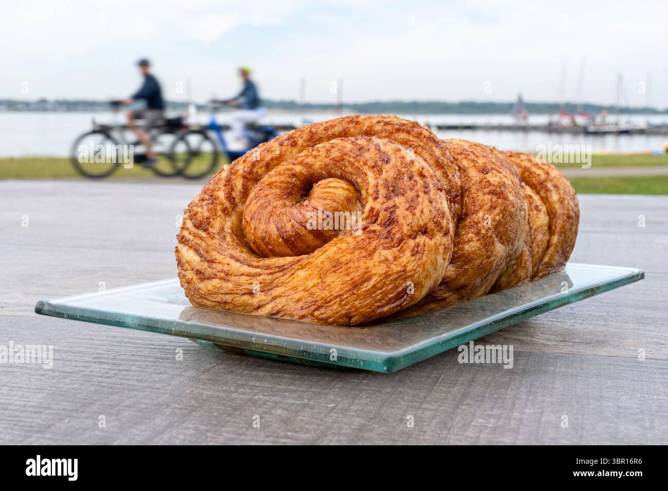 Pâtisserie traditionnelle néerlandaise Zeeuwse Bolus à l'extérieur sur une assiette en verre Banque D'Images