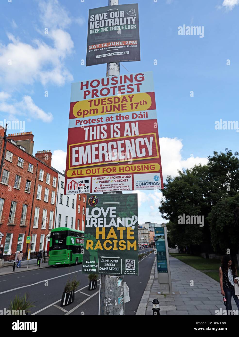 Affiches de protestation sur lampadaire, à Dublin juin été 2025, Irlande, IE - Parnell Square, D01 ET35 Banque D'Images