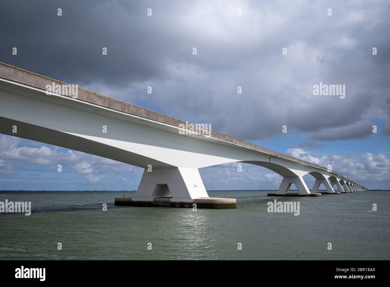 Le Zeelandbrug (pont de Zélande). Avec une longueur totale de 5 022 mètres, c'est le plus long pont des pays-Bas. Banque D'Images