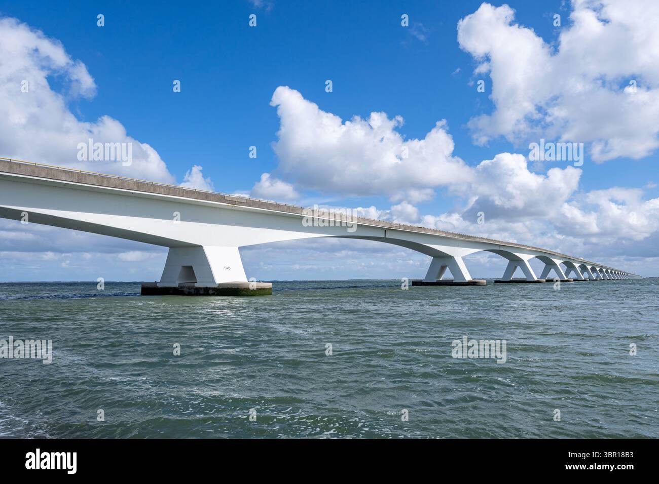 Le Zeelandbrug (pont de Zélande). Avec une longueur totale de 5 022 mètres, c'est le plus long pont des pays-Bas. Banque D'Images