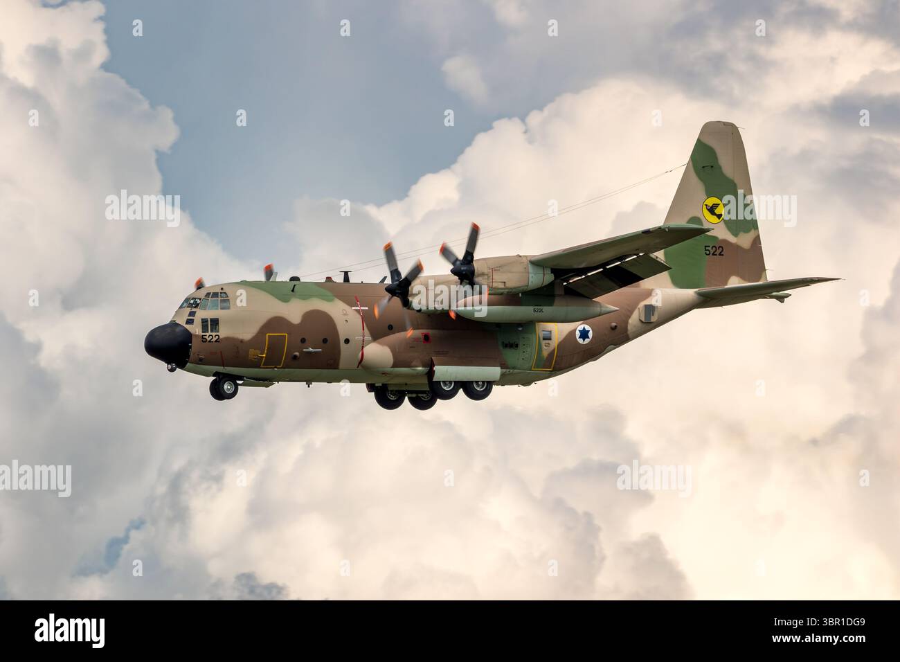 Avion de transport militaire Lockheed C-130 Hercules de l'armée de l'air israélienne arrivant à la base aérienne de Norvenich pendant l'exercice Blue Wings. Norvenich, Allemagne Banque D'Images