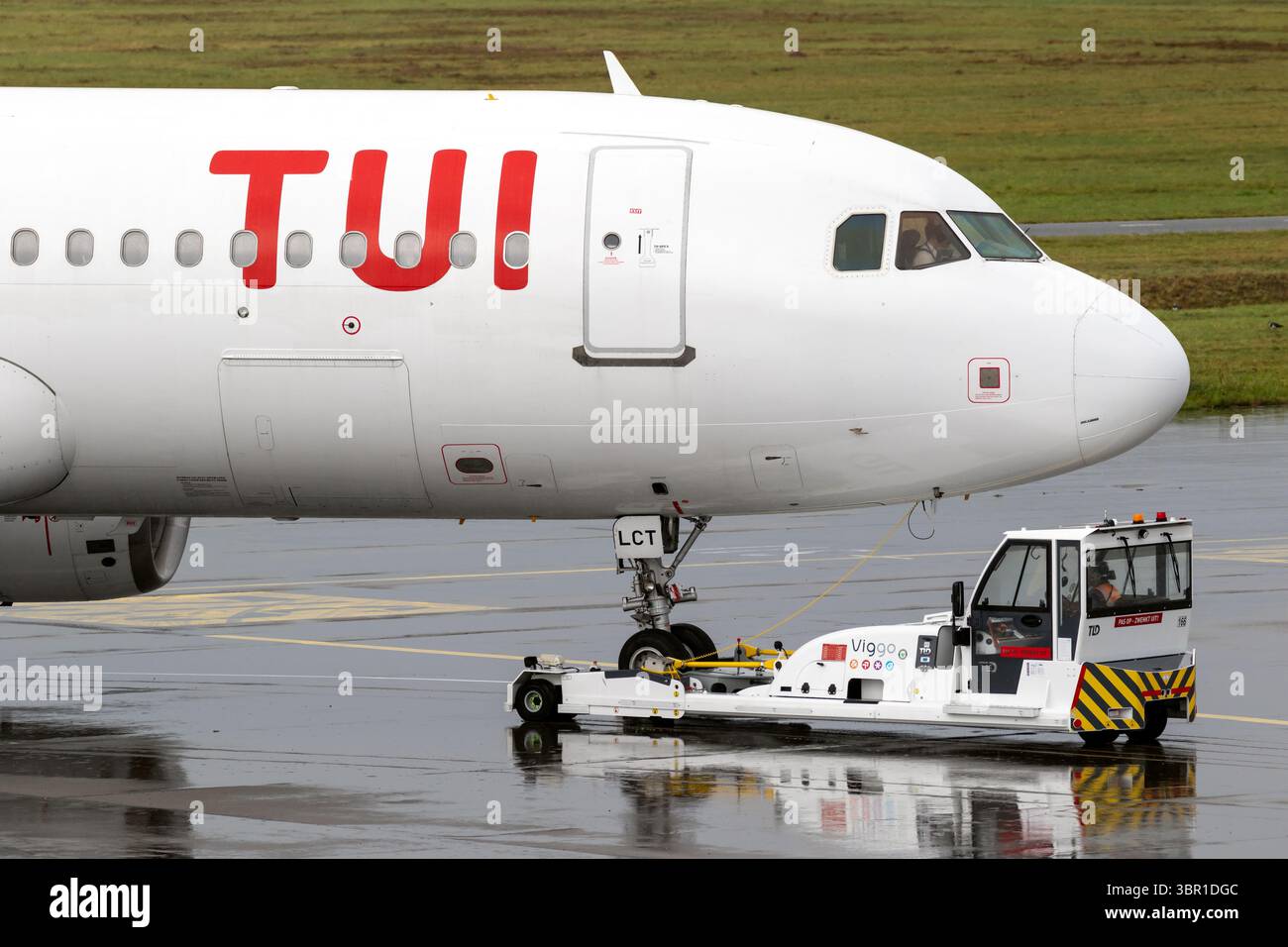 Airbus A320 de TUI remorqué à l'aéroport d'Eindhoven. Pays-Bas - 10 septembre 2021 Banque D'Images