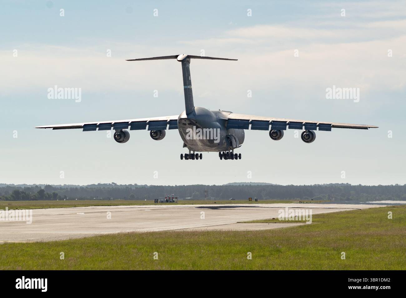 85-0005 - USAF Lockheed C-5 Galaxy approche du touchdown à la RAF Mildenhall Banque D'Images