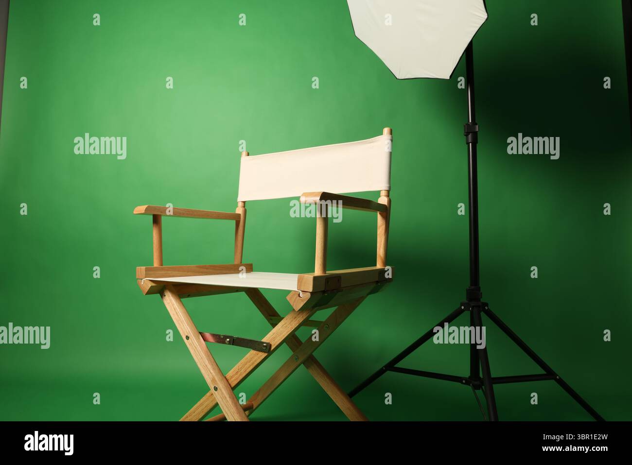 Président de film Director. Chaise de directeurs dans une configuration studio à écran vert avec éclairage Softbox. Idéal pour la réalisation de vidéos, interviews photo et Banque D'Images