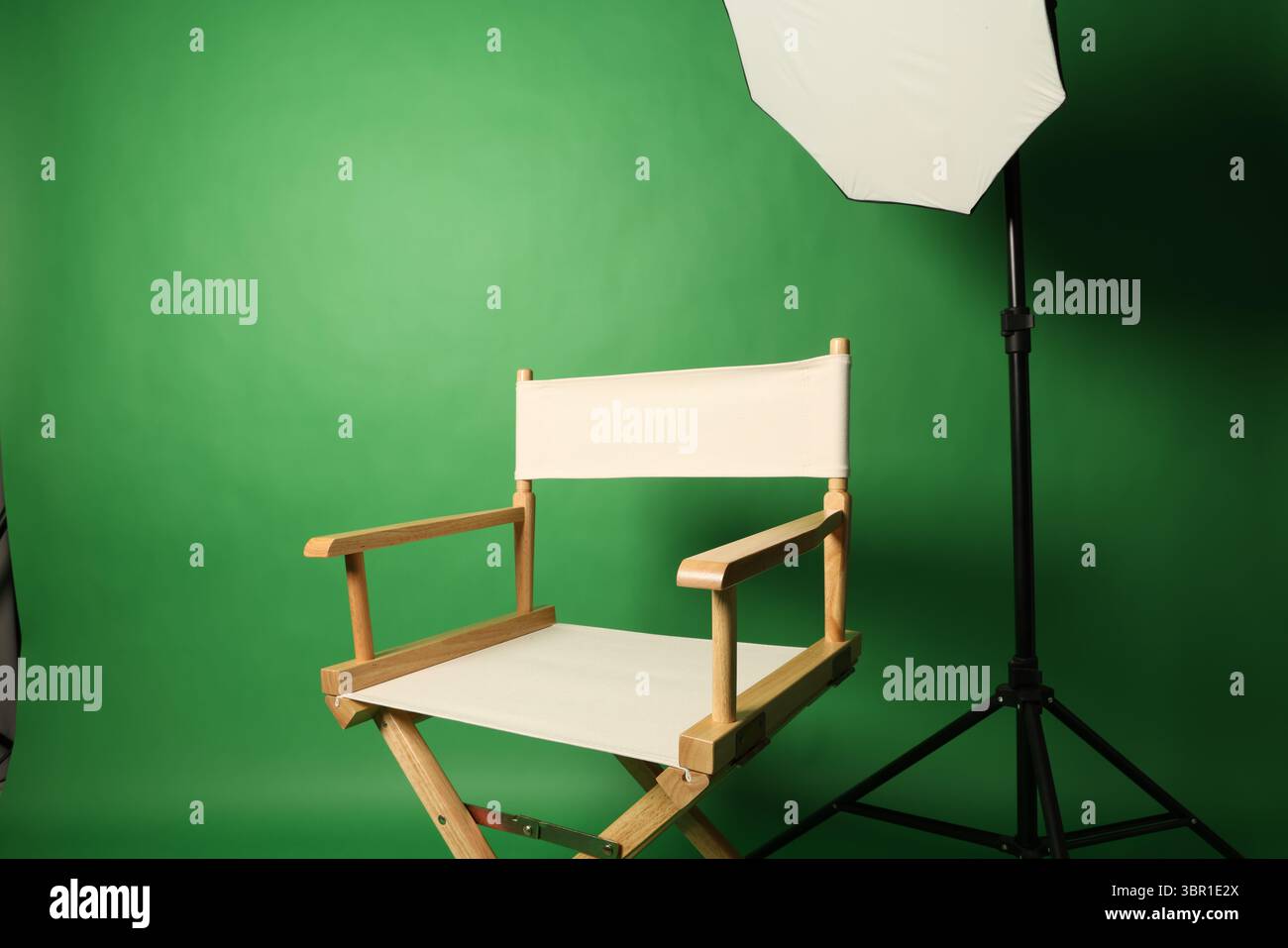 Président de film Director. Chaise de directeurs dans une configuration studio à écran vert avec éclairage Softbox. Idéal pour la réalisation de vidéos, interviews photo et Banque D'Images
