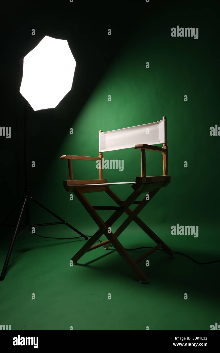 Président de film Director. Chaise de directeurs dans une configuration studio à écran vert avec éclairage Softbox. Idéal pour la réalisation de vidéos, interviews photo et Banque D'Images
