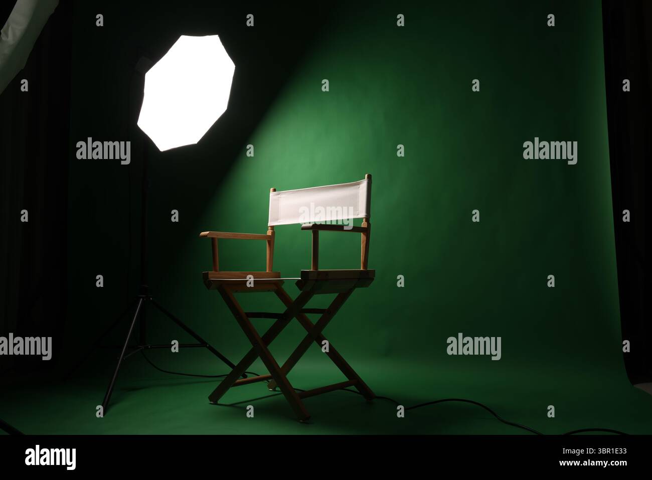 Président de film Director. Chaise de directeurs dans une configuration studio à écran vert avec éclairage Softbox. Idéal pour la réalisation de vidéos, interviews photo et Banque D'Images