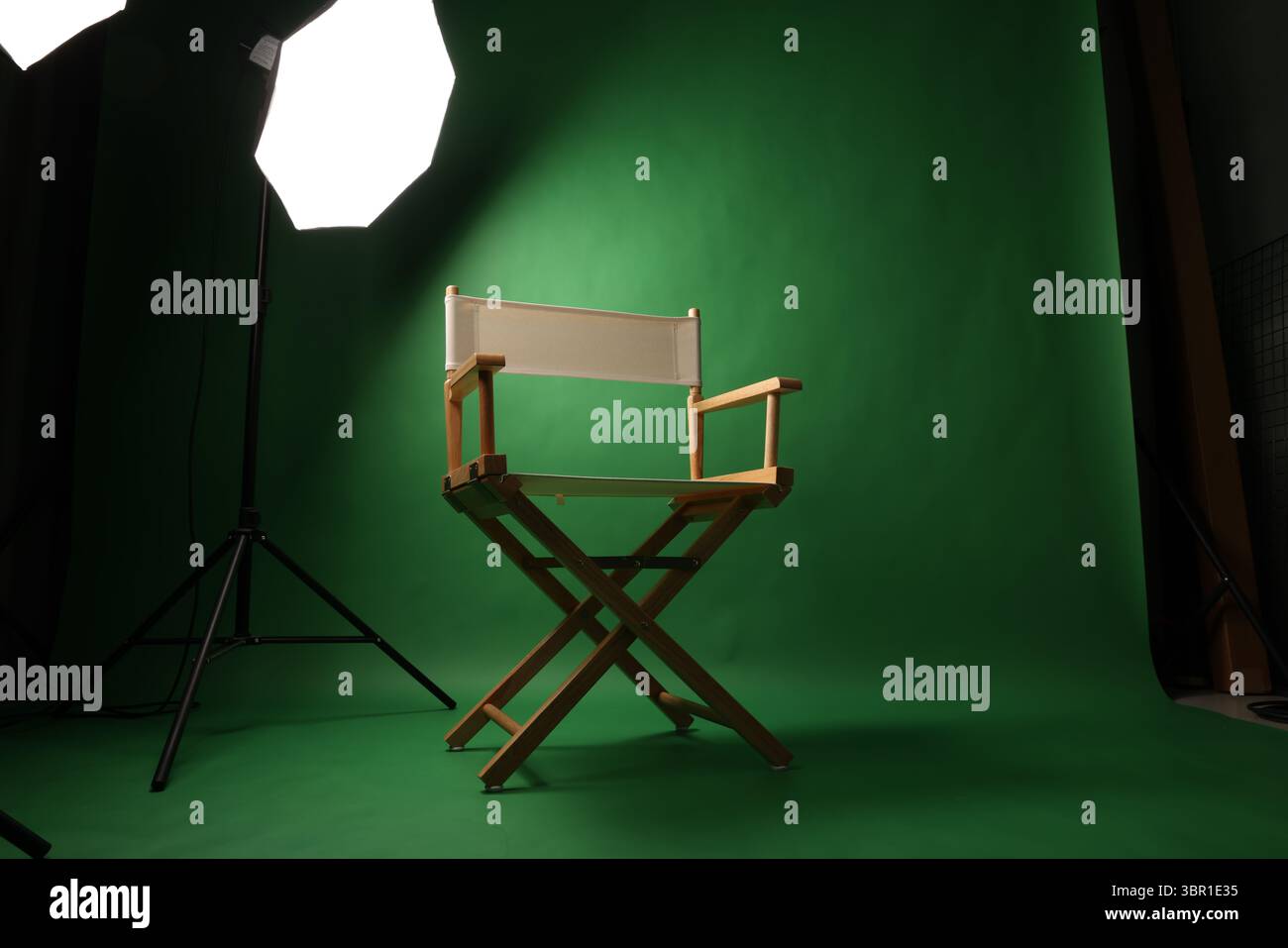 Président de film Director. Chaise de directeurs dans une configuration studio à écran vert avec éclairage Softbox. Idéal pour la réalisation de vidéos, interviews photo et Banque D'Images