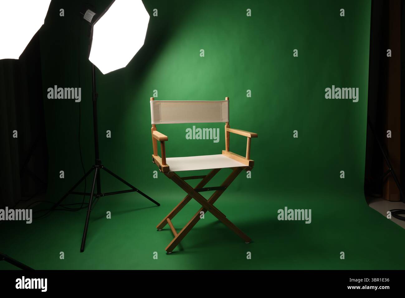 Président de film Director. Chaise de directeurs dans une configuration studio à écran vert avec éclairage Softbox. Idéal pour la réalisation de vidéos, interviews photo et Banque D'Images