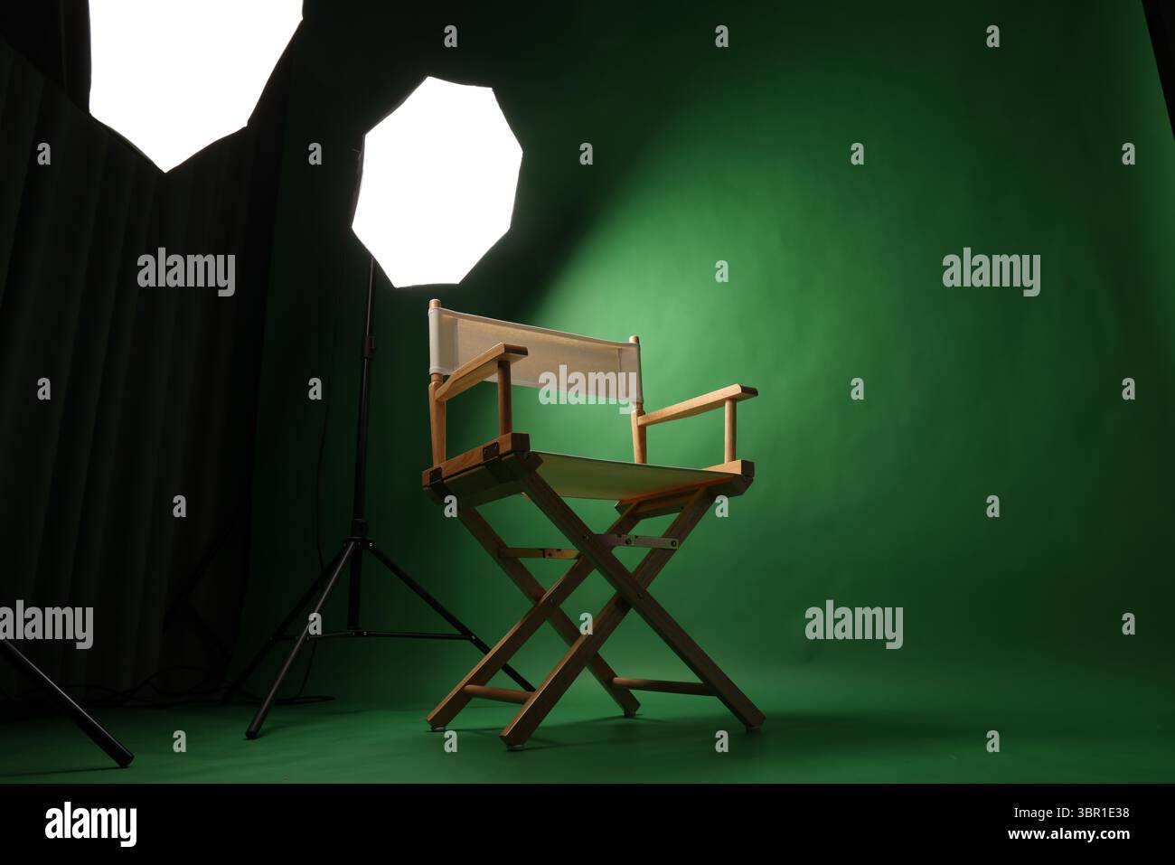 Président de film Director. Chaise de directeurs dans une configuration studio à écran vert avec éclairage Softbox. Idéal pour la réalisation de vidéos, interviews photo et Banque D'Images