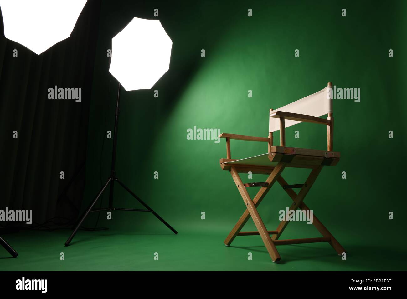 Président de film Director. Chaise de directeurs dans une configuration studio à écran vert avec éclairage Softbox. Idéal pour la réalisation de vidéos, interviews photo et Banque D'Images