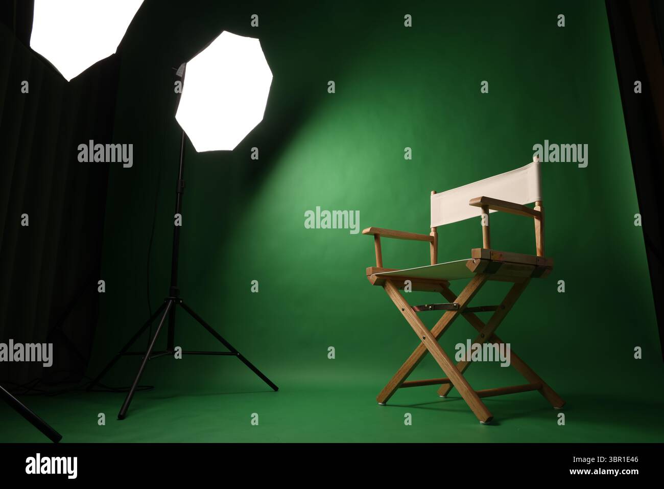 Président de film Director. Chaise de directeurs dans une configuration studio à écran vert avec éclairage Softbox. Idéal pour la réalisation de vidéos, interviews photo et Banque D'Images