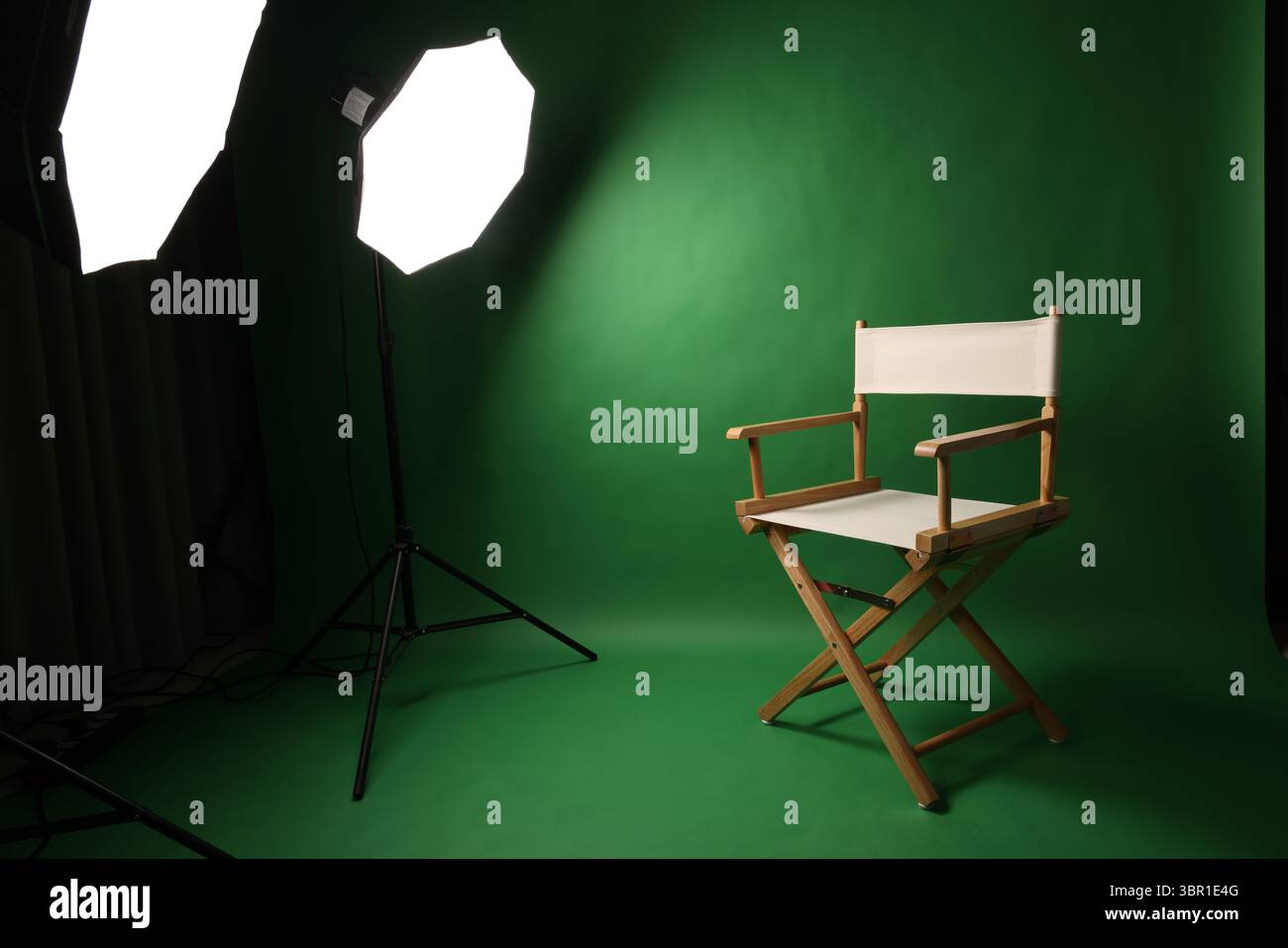 Président de film Director. Chaise de directeurs dans une configuration studio à écran vert avec éclairage Softbox. Idéal pour la réalisation de vidéos, interviews photo et Banque D'Images