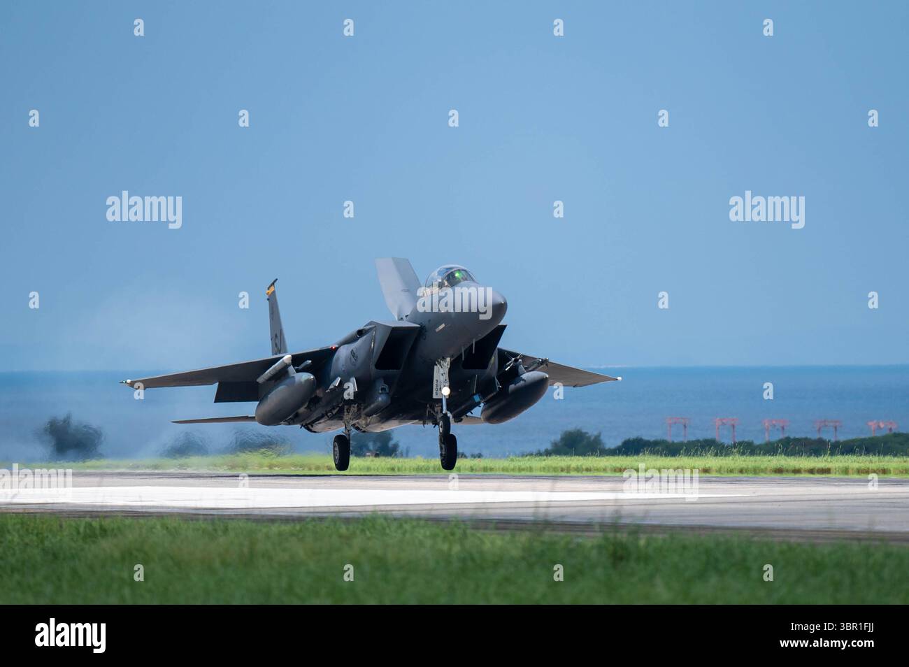 Un F-15E Strike Eagle de l'US Air Force, affecté au 336th Expeditionary Fighter Squadron, Seymour Johnson Air Force base, Caroline du Nord, atterrit à Ka Banque D'Images