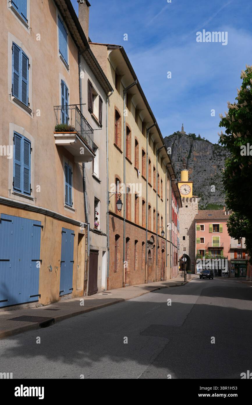 CASTELLANE, FRANCE -19 MAI 2025 – vue sur Castellane, un village historique dans les Alpes-de-haute-Provence dans le sud-est de la France, connu sous le nom de la porte d'entrée Banque D'Images