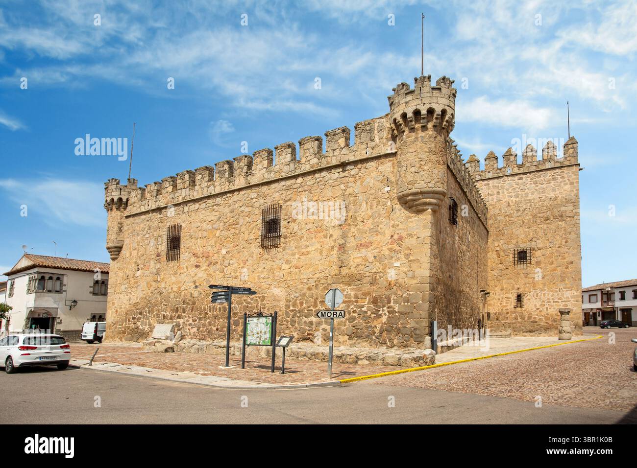 L'image montre le château Castillo de Orgaz, une forteresse résidentielle bien conservée située dans la province de Tolède, Castille-la Manche, Espagne. Banque D'Images