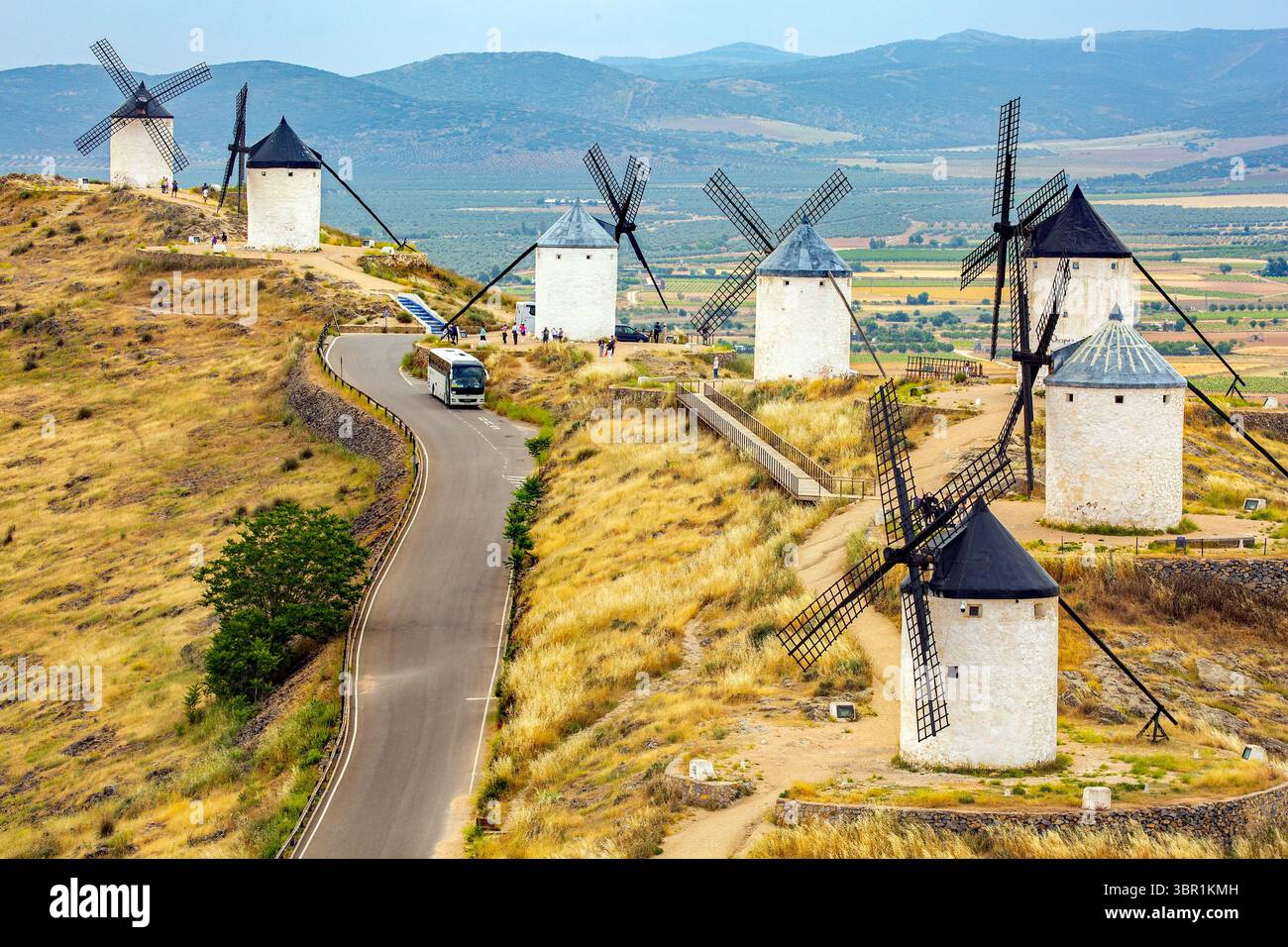Une partie des douze moulins à vent au sommet de la colline au-dessus de la ville espagnole de Consuegra : une ville en Castille-la Manche en Espagne rendue célèbre par Don Quichotte Banque D'Images