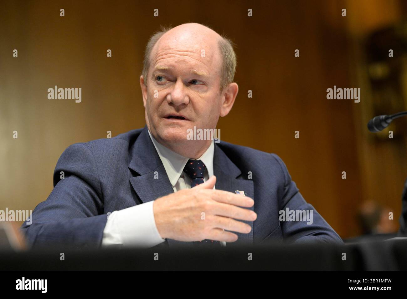 Le sénateur des États-Unis Chris Coons (démocrate du Delaware) est vu converser avec un collègue lors d'une réunion d'affaires du Comité sénatorial sur les crédits pour baliser le « commerce, Justice, Science, and Related Agencies crédits Act, 2026 », le « Agriculture, rural Development, Food and Drug Administration, and Related Agencies crédits Act, 2026 », et le « Legislative Branch Appropriations Act, 2026 » dans le bâtiment du Sénat Dirksen, à Washington, DC, le jeudi 10 juillet, 2025.photo de Mattie Neretin/CNP/ABACAPRESS.COM Banque D'Images