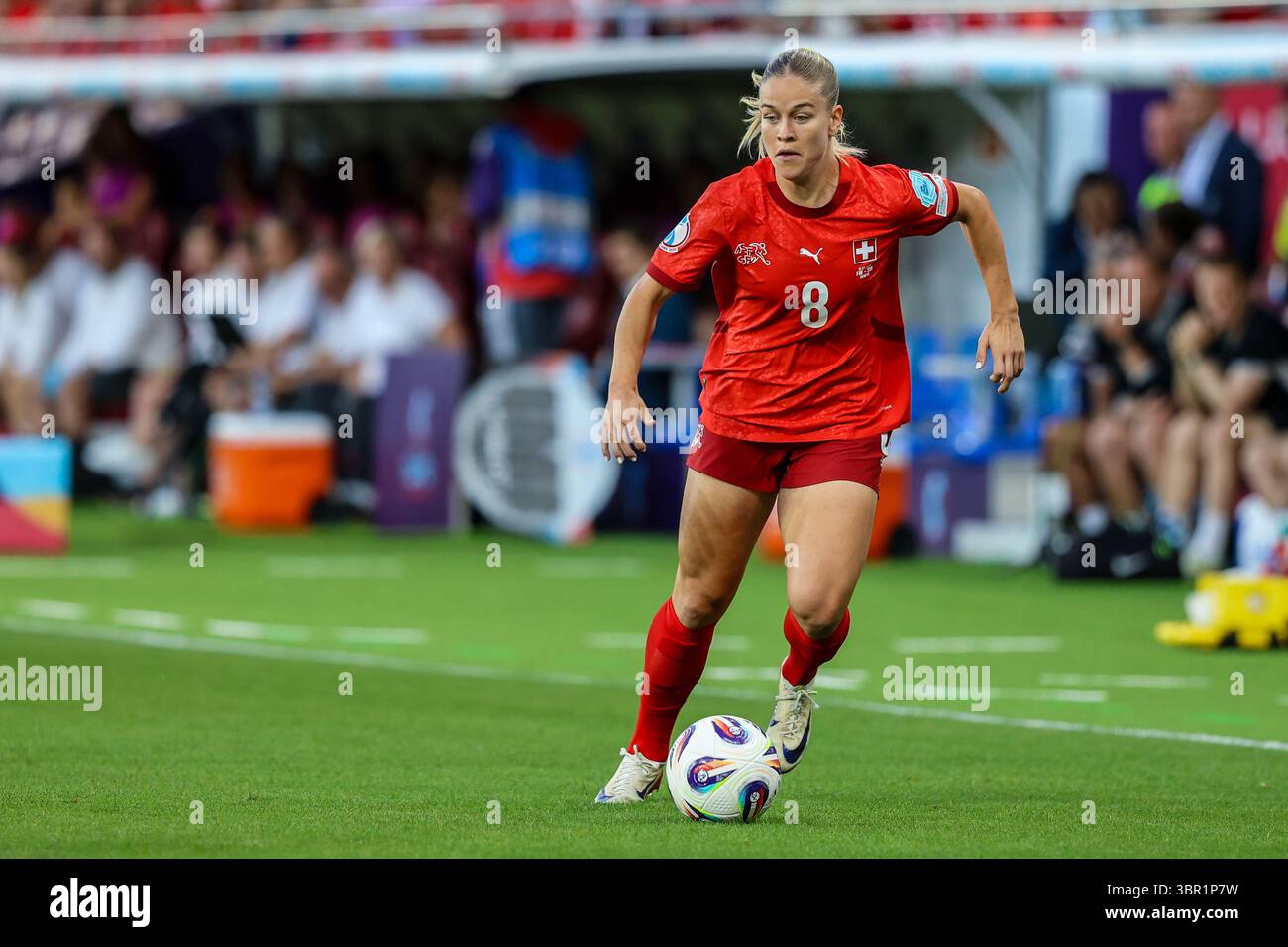 Genève, Suisse. 10 juillet 2025. GENÈVE, SUISSE - 10 JUILLET : Nadine Riesen de Suisse court avec le ballon lors du match de l'UEFA Women's EURO 2025 Group A entre la Finlande et la Suisse au stade de Genève le 10 juillet 2025 à Genève, Suisse. (Photo de Leiting Gao/BSR Agency) crédit : BSR Agency/Alamy Live News Banque D'Images