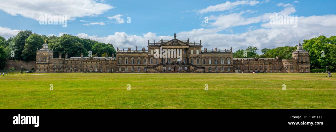 Une vue panoramique sur la façade de wentworth woodhouse Banque D'Images