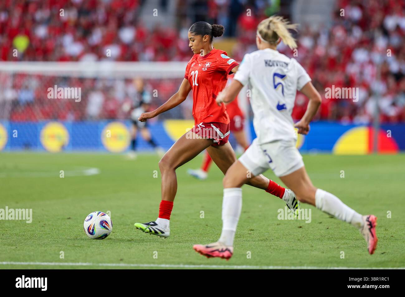 Genève, Suisse. 10 juillet 2025. GENÈVE, SUISSE - 10 JUILLET : Sydney Schertenleib tire au but lors du match du groupe A féminin de l'UEFA EURO 2025 entre la Finlande et la Suisse au stade de Genève le 10 juillet 2025 à Genève, Suisse. (Photo de Leiting Gao/BSR Agency) crédit : BSR Agency/Alamy Live News Banque D'Images