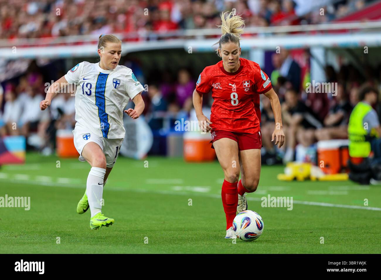 Genève, Suisse. 10 juillet 2025. GENÈVE, SUISSE - 10 JUILLET : Nadine Riesen de Suisse court avec le ballon lors du match de l'UEFA Women's EURO 2025 Group A entre la Finlande et la Suisse au stade de Genève le 10 juillet 2025 à Genève, Suisse. (Photo de Leiting Gao/BSR Agency) crédit : BSR Agency/Alamy Live News Banque D'Images