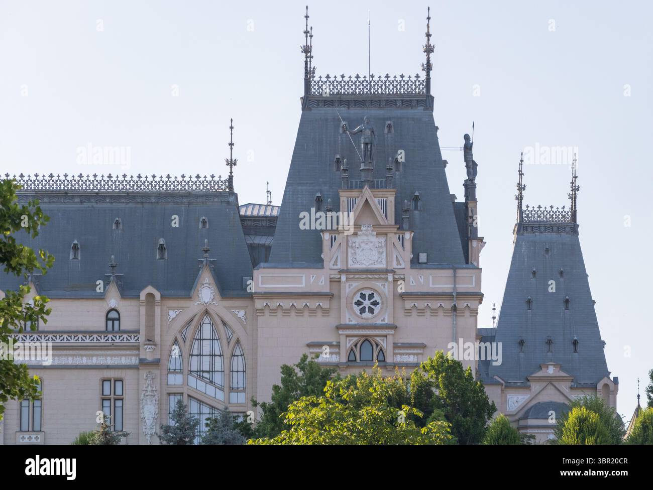 Palais de la culture détails sur le toit avec statues et architecture néo-gothique à Iasi Roumanie. Banque D'Images