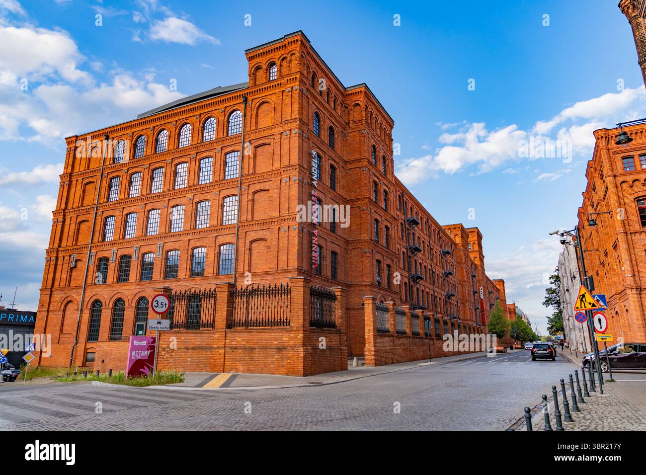 Construction de la maison de Vienne par l'hôtel Łódź de Wyndham Andel situé près du complexe Manufaktura. Architecture moderne dans une zone industrielle urbaine. Banque D'Images