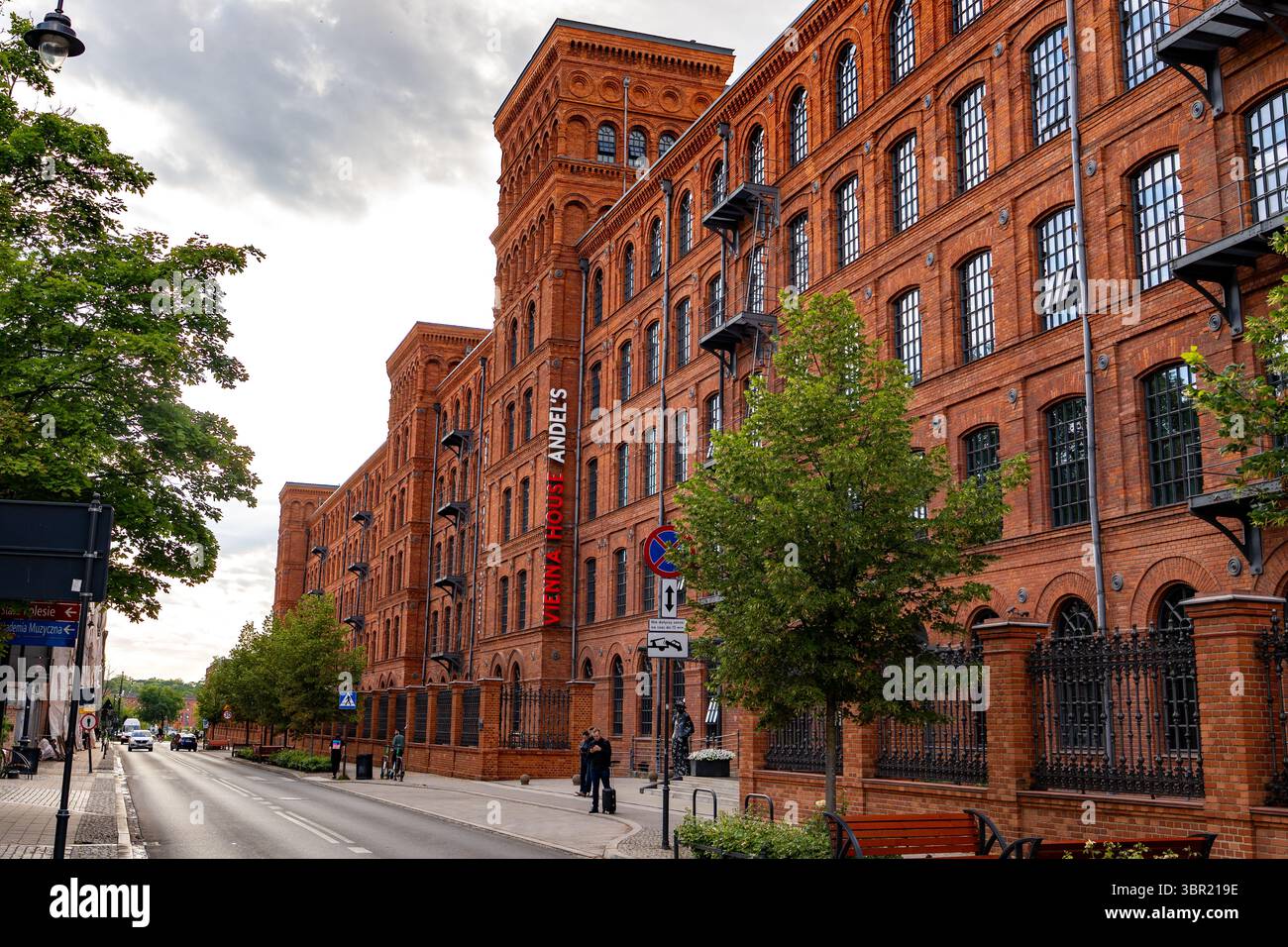 Construction de la maison de Vienne par l'hôtel Łódź de Wyndham Andel situé près du complexe Manufaktura. Architecture moderne dans une zone industrielle urbaine. Banque D'Images