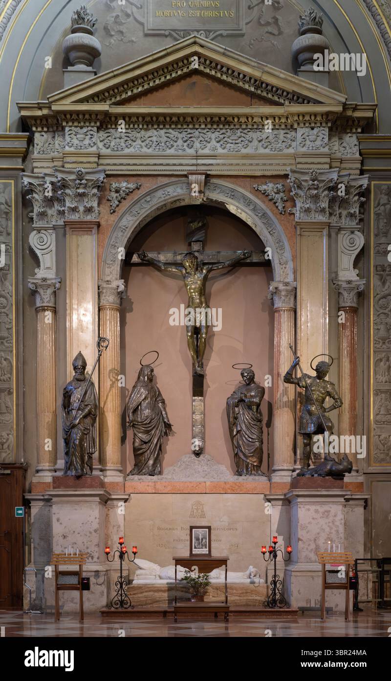 Autel crucifix avec sculptures en bronze de Baroncelli et Paris, XVe s., ossature architecturale de Pasetti, cathédrale Saint-Georges, Ferrare, Italie. Banque D'Images