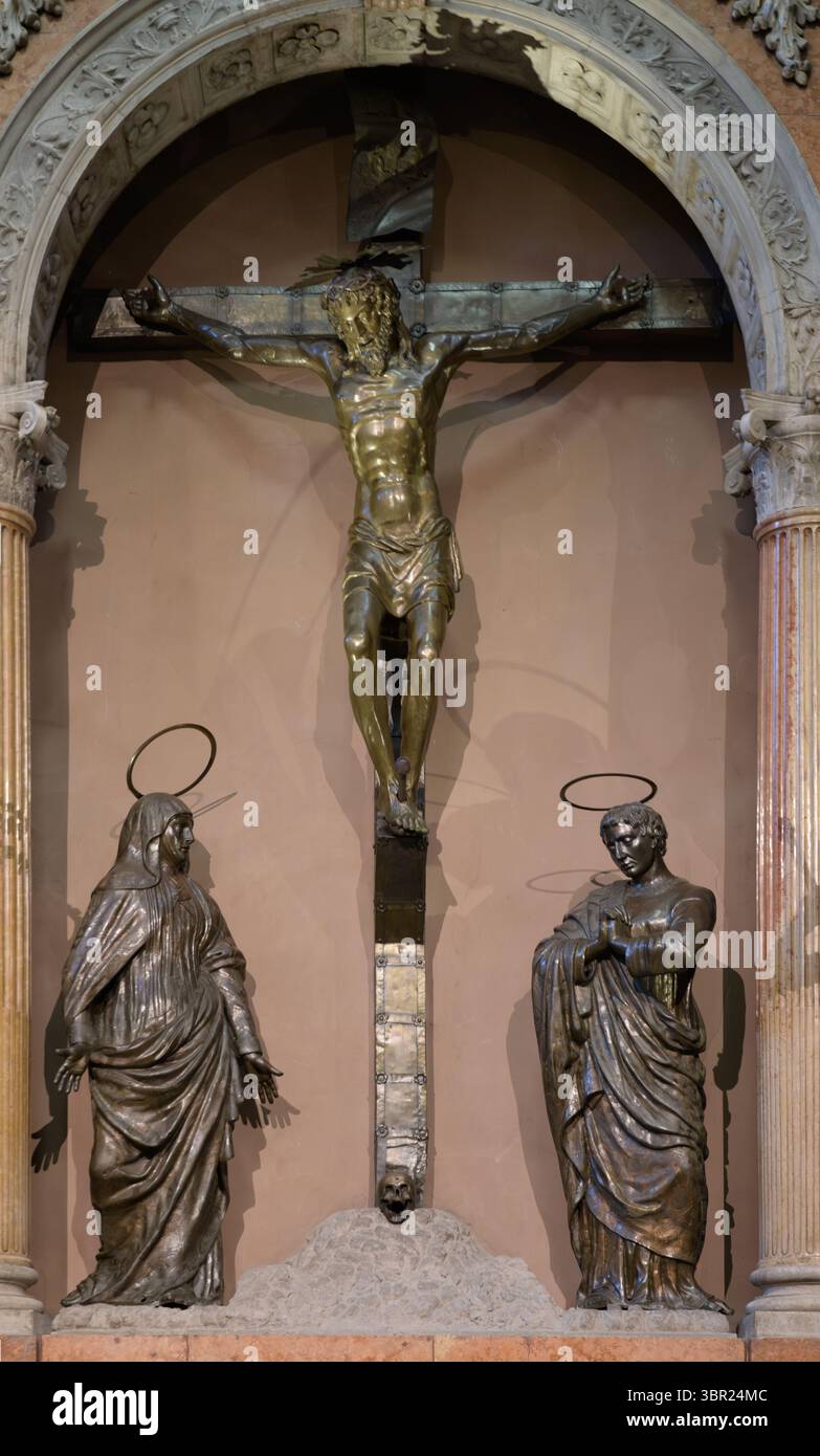 Autel crucifix avec sculptures en bronze de Baroncelli et Paris, XVe s., ossature architecturale de Pasetti, cathédrale Saint-Georges, Ferrare, Italie. Banque D'Images