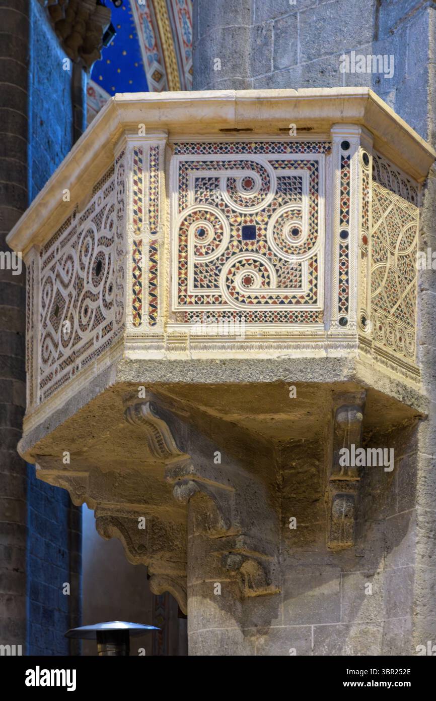 La chaire de l'église de Sant'Andrea à Orvieto, en Italie, présente des mosaïques de style Cosmati et des reliefs plus anciens. Banque D'Images