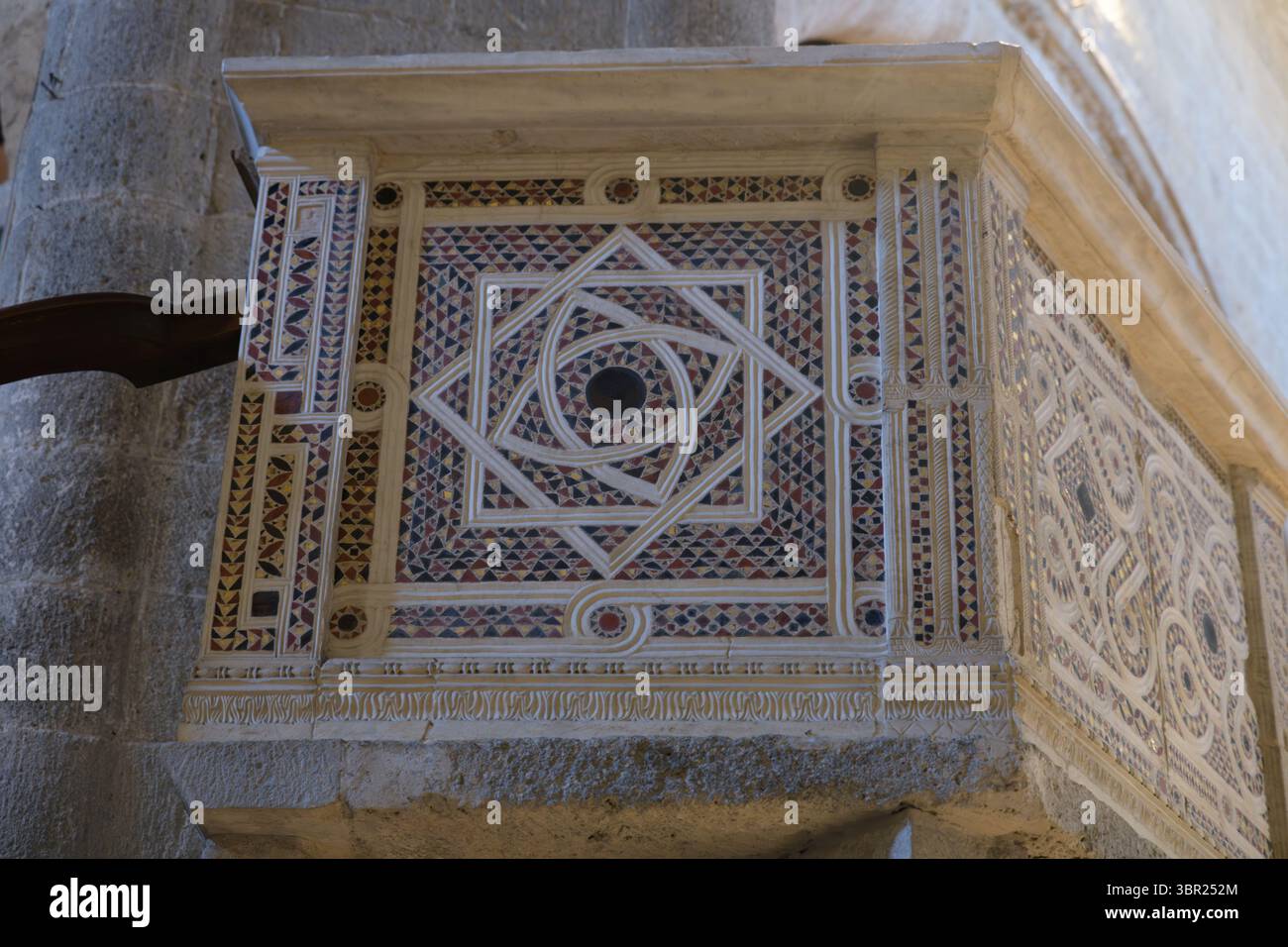 La chaire de l'église de Sant'Andrea à Orvieto, en Italie, présente des mosaïques de style Cosmati et des reliefs plus anciens de l'Abbazia di Santi Severo e Marti Banque D'Images
