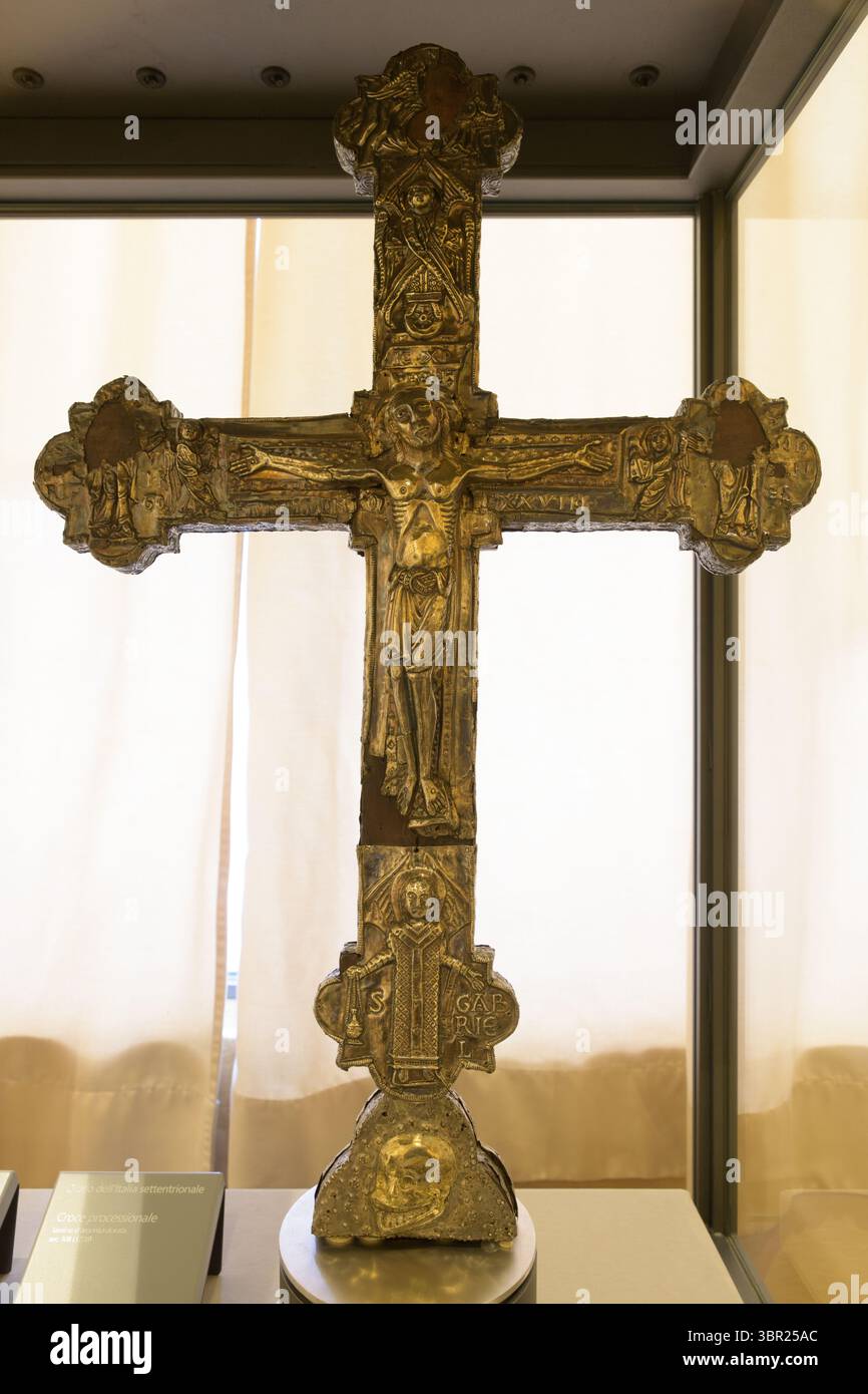 Croix processionnelle par orfèvre d'Italie du Nord, argent doré (1228), Museo Diocesano, Padoue, Italie. Banque D'Images