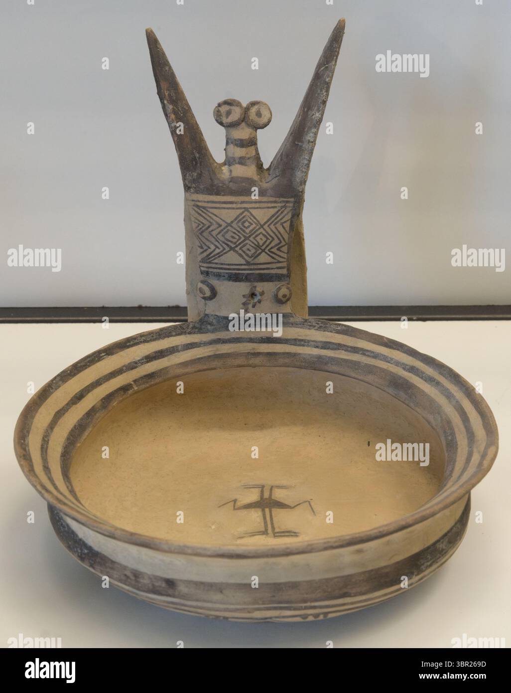 Louche de poterie rituelle étrusque avec figure féminine stylisée comme poignée, motifs géométriques peints, de Fiesole, Italie, 525-475 av. J.-C. Banque D'Images