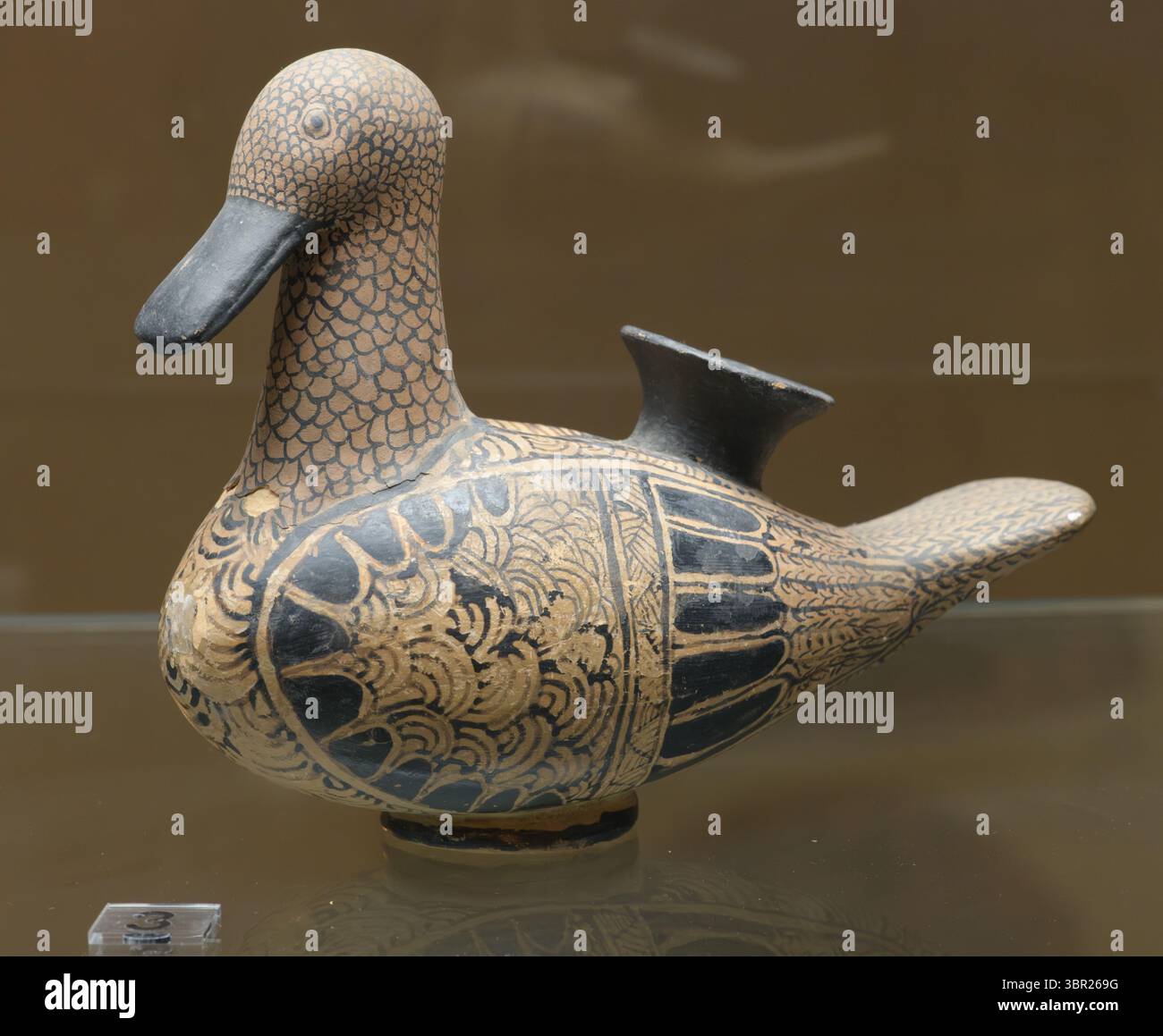 Askos en poterie étrusque en forme de canard, daté de 310-290 av. J.-C., exposé à Orvieto, en Italie. Un bel exemple de céramique ancienne Banque D'Images