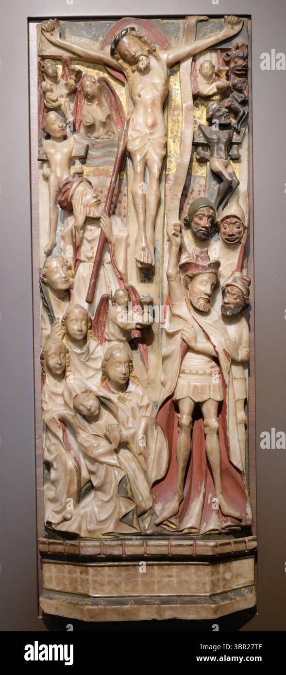 Retable en albâtre anglais représentant des scènes de la passion du Christ, y compris Crucifixion, 15ème siècle, de l'atelier de Nottingham, Venafro, Italie. Banque D'Images