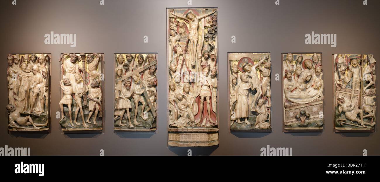 Retable en albâtre anglais représentant des scènes de la passion du Christ, y compris Crucifixion, 15ème siècle, de l'atelier de Nottingham, Venafro, Italie. Banque D'Images