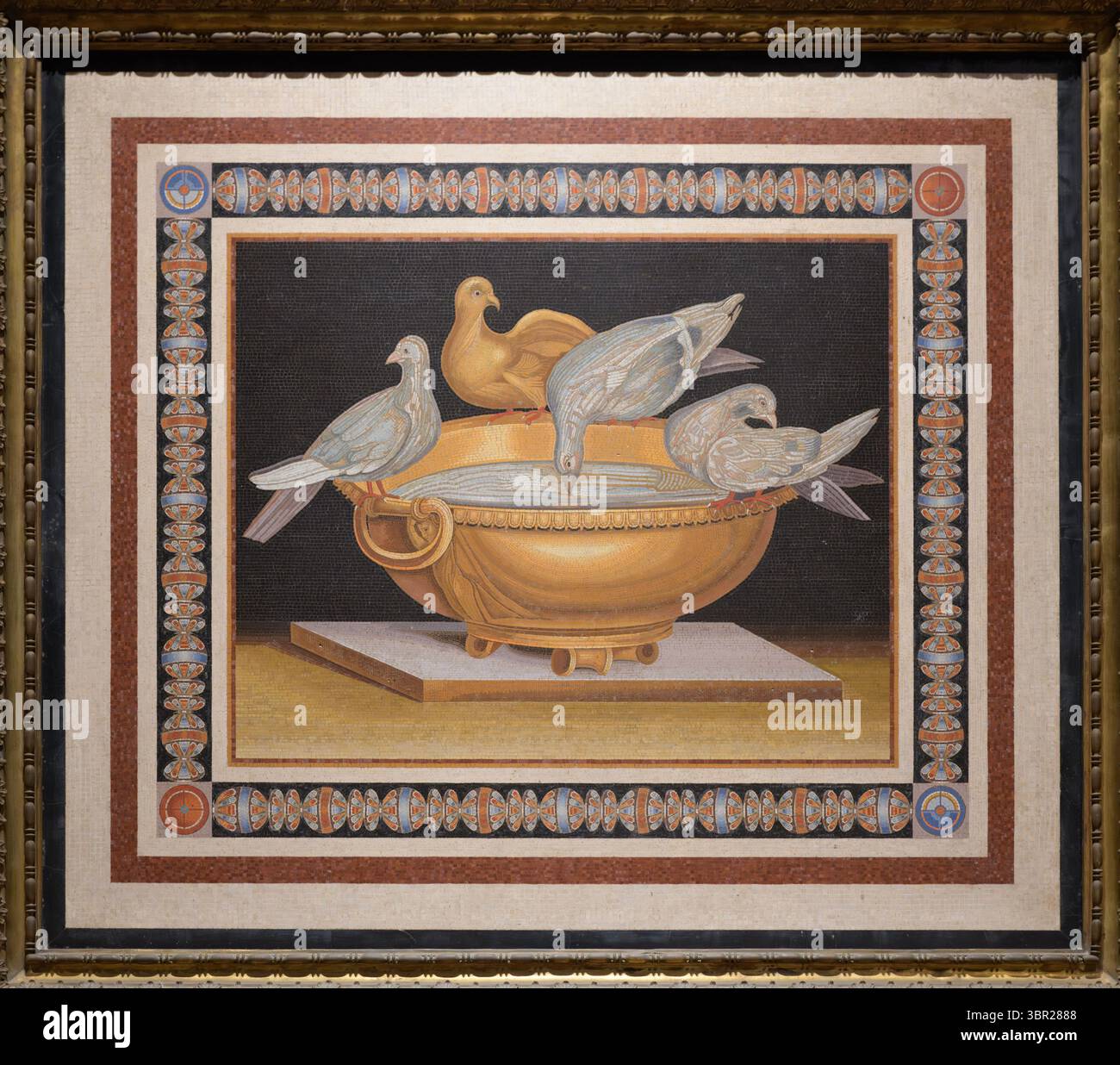 Mosaïque de colombes à boire, copie du XVIIIe siècle d'après l'ancienne œuvre romaine de la Villa d'Hadrien, Tivoli, avec table ornementale et sculptures. Banque D'Images