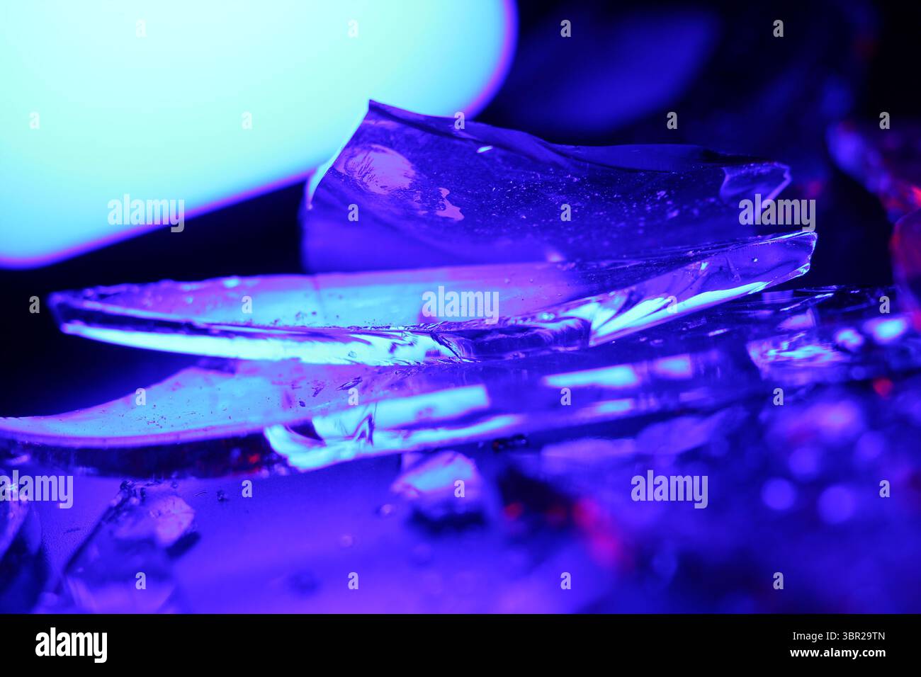 Fond abstrait coloré de verre brisé avec éclairage vibrant Banque D'Images