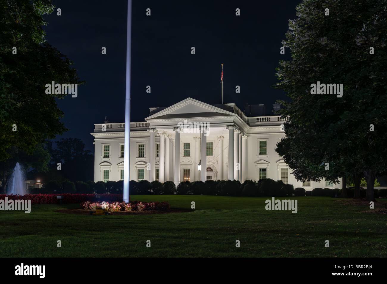 Washington DC, USA - 29 juin 2025 - photo de nuit de la Maison Blanche avec le mât de drapeau nouvellement installé. Banque D'Images