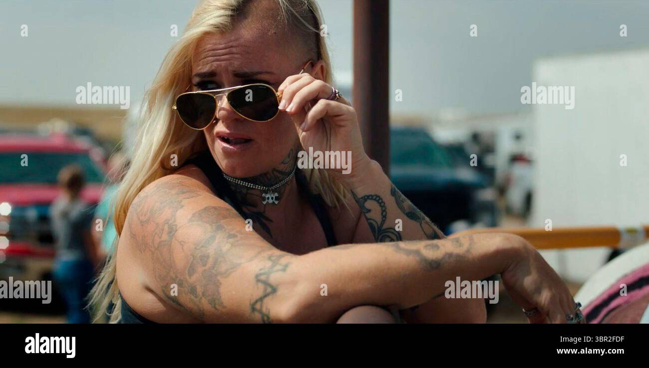 DATE DE SORTIE : 24 janvier 2025 TITRE : East of Wall STUDIO : Sony Pictures Classics RÉALISATEUR : Kate Beecroft INTRIGUE : après la mort de son mari, Tabatha, jeune dresseuse de chevaux tatouée et rebelle, lutte contre l'insécurité financière et le chagrin non résolu tout en offrant un refuge à un groupe d'adolescents impitoyables dans son ranch en panne dans les Badlands. EN VEDETTE : TABATHA ZIMIGA dans le rôle de Tabatha. (Crédit image : © Sony Pictures Classics/Entertainment Pictures/ZUMAPRESS.com) USAGE ÉDITORIAL EXCLUSIF ! Non destiné à UN USAGE commercial ! Banque D'Images