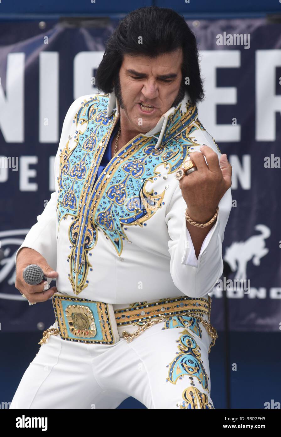 L'artiste hommage à Elvis (ETA), John Cobb, de Chilton, Texas, se produit au Penticton Elvis Festival 2025 à Penticton, Colombie-Britannique, Canada, Banque D'Images