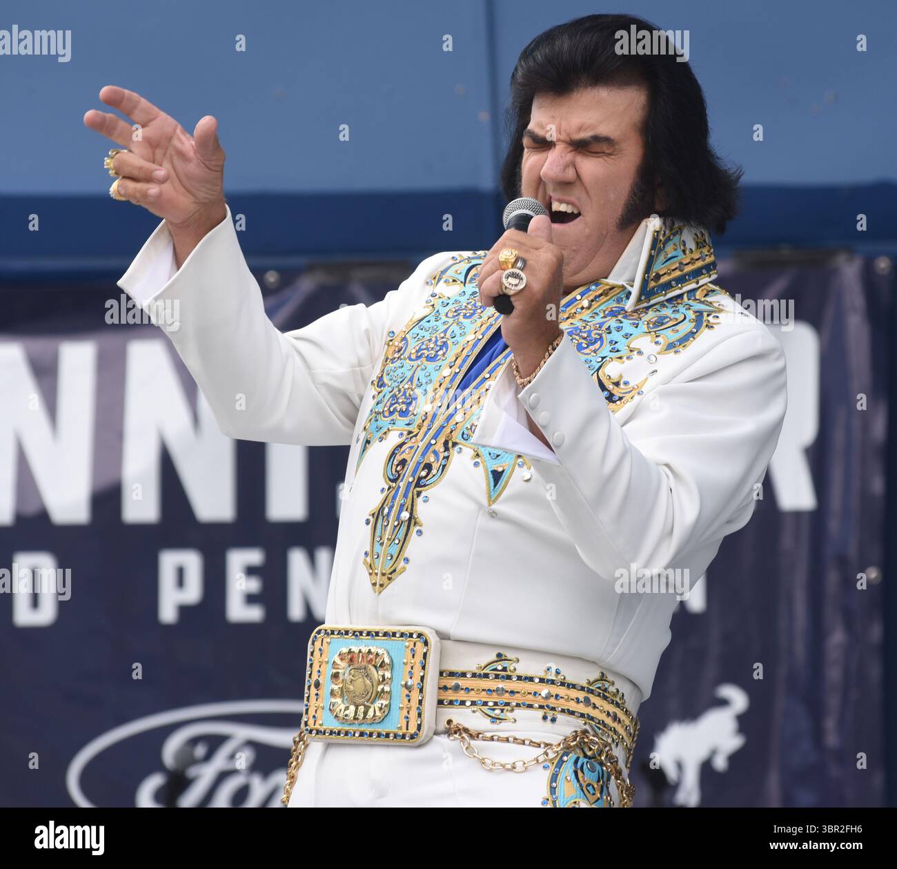 L'artiste hommage à Elvis (ETA), John Cobb, de Chilton, Texas, se produit au Penticton Elvis Festival 2025 à Penticton, Colombie-Britannique, Canada, Banque D'Images