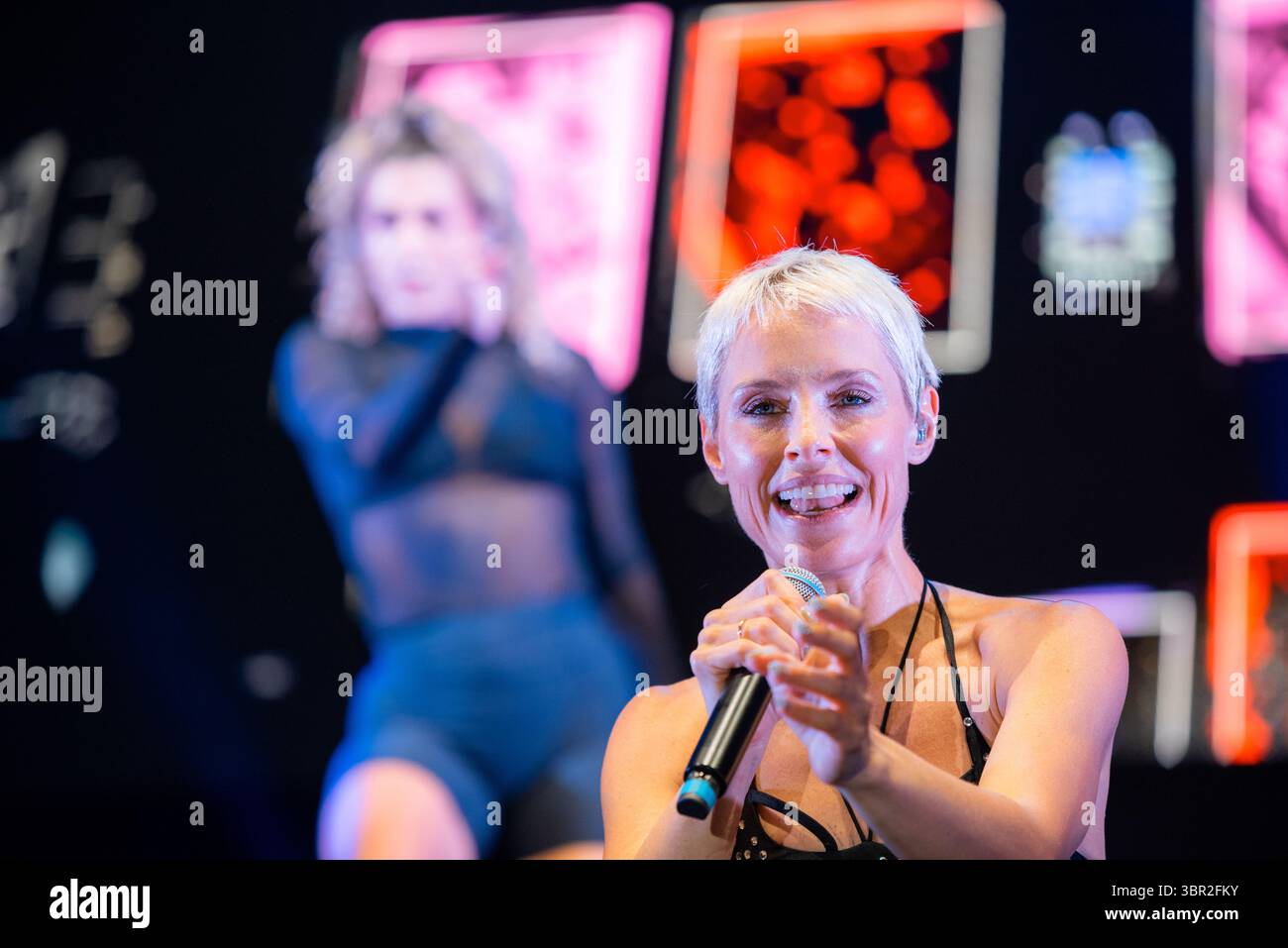 Madrid, Espagne - 6 juillet 2025. Soraya pendant le concert '20 años de Amor' à l'Escenario Plaza España. Banque D'Images