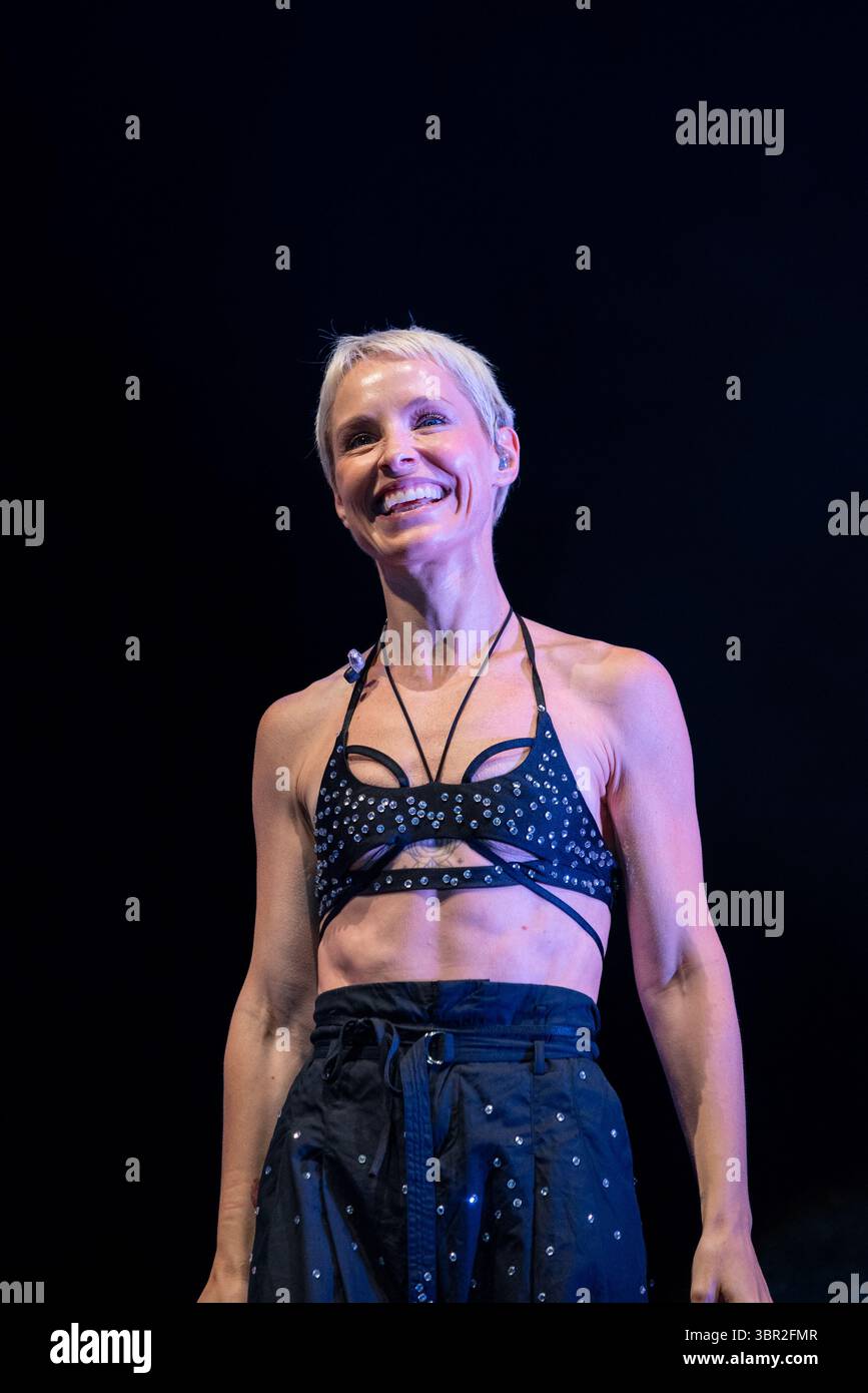 Madrid, Espagne - 6 juillet 2025. Soraya pendant le concert '20 años de Amor' à l'Escenario Plaza España. Banque D'Images
