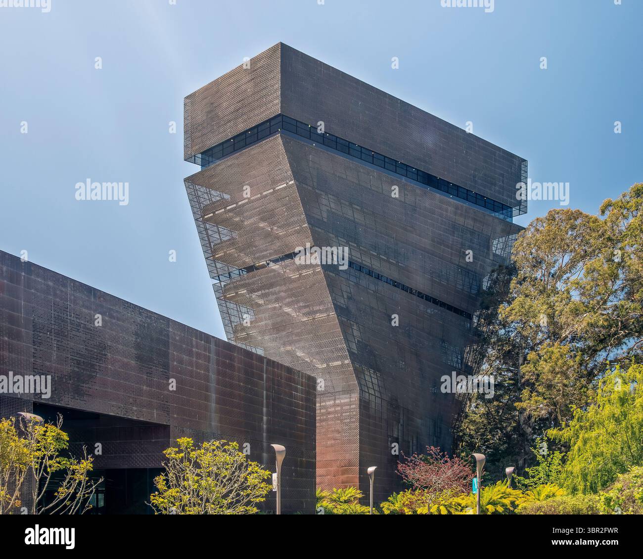 La Tour torsadée du Musée Mémorial M.H. de Young. Un chef-d'œuvre artistique, éclectique, innovant, avancé et écologique de l'architecture designe Banque D'Images