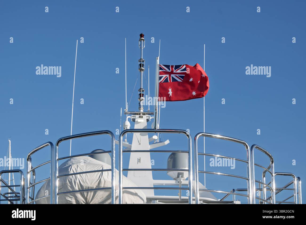 Drapeau rouge australien, symbole maritime officiel du navire marchand, flottant sur le mât du bateau Banque D'Images