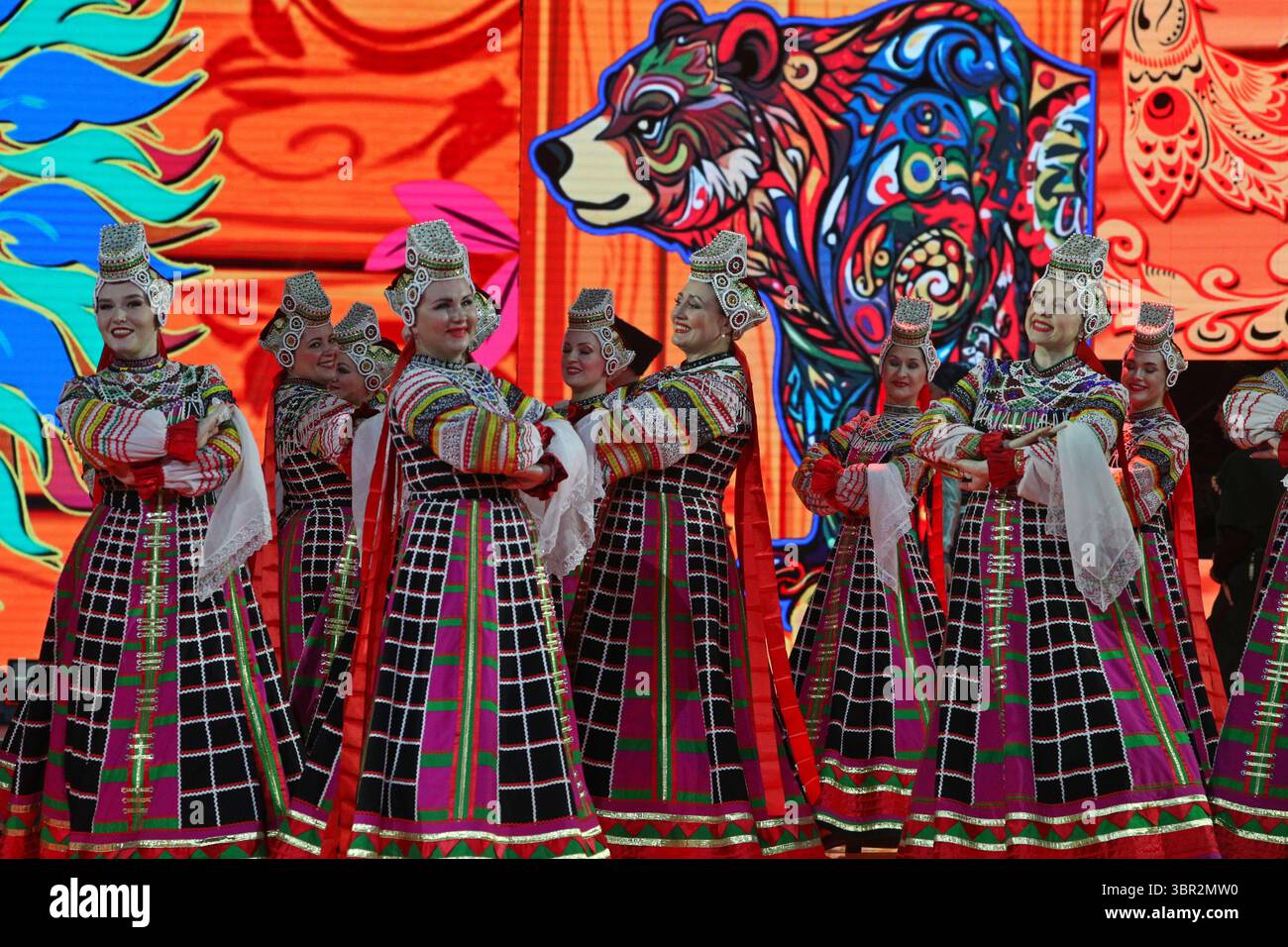 Vitebsk, Biélorussie. 10 juillet 2025. Des artistes se produisent lors du 34e Festival international des arts 'Slavianski Bazaar' à Vitebsk, Biélorussie, le 10 juillet 2025. Le festival a débuté jeudi à Vitebsk en Biélorussie, réunissant des interprètes, des artistes et des groupes créatifs de premier plan du monde entier. Crédit : Henadz Zhinkov/Xinhua/Alamy Live News Banque D'Images